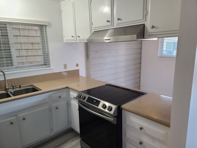 Building Photo - 210 Lugonia St
