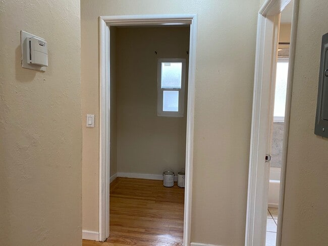 Building Photo - Epic REA-Great 1 BR/1 BA Unit in a S/S Duplex