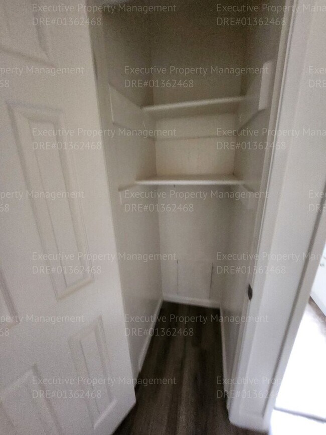 Building Photo - 3 bedroom/ 2 bathroom home located near th...