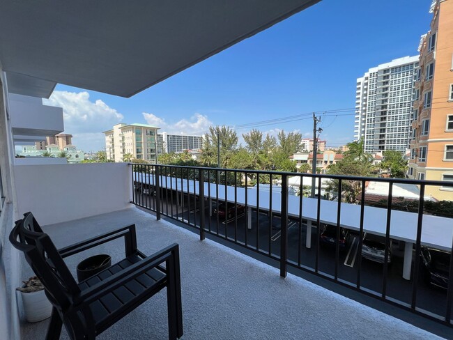 Building Photo - 2 Bed 2 Bath Condo Just Steps From The Oce...