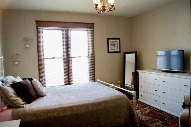 Building Photo - 304 S Lake St