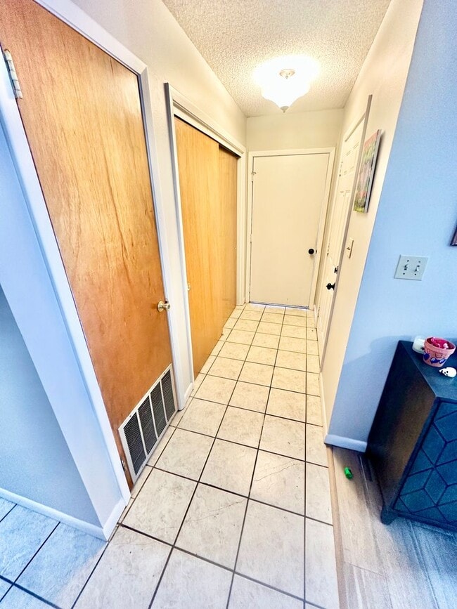 Building Photo - Nice 2 bedroom / 2 bathroom / 2 car garage single story town home for rent in Shalimar!