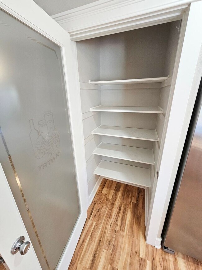 Building Photo - 917 N Cascade Dr