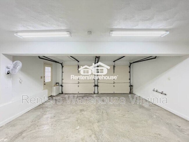 Building Photo - 352 Peace Haven Dr