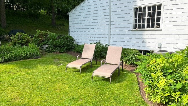 Building Photo - 8 Holly Ln