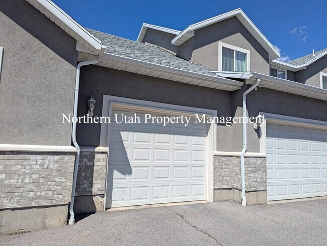 Building Photo - 2 Bed, 1 Bath Lower Unit