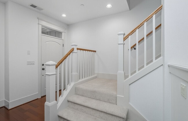 Building Photo - 619 SW Foresta Ter