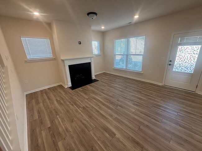 Building Photo - Room in House on Hedge Maple Dr