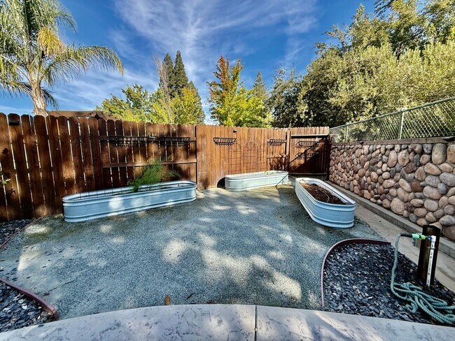 Building Photo - 310 Creekside Ct