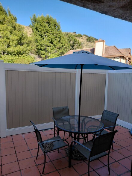 Building Photo - 9325 Sunland Park Dr