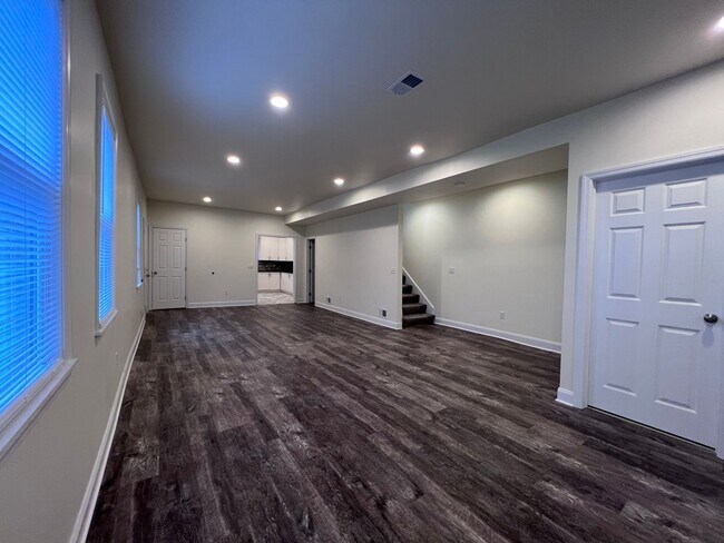 Building Photo - Updated 5BR 3bath house with off street parking!