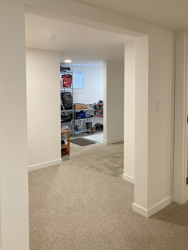 Building Photo - 5Bd/2Ba Seattle Home