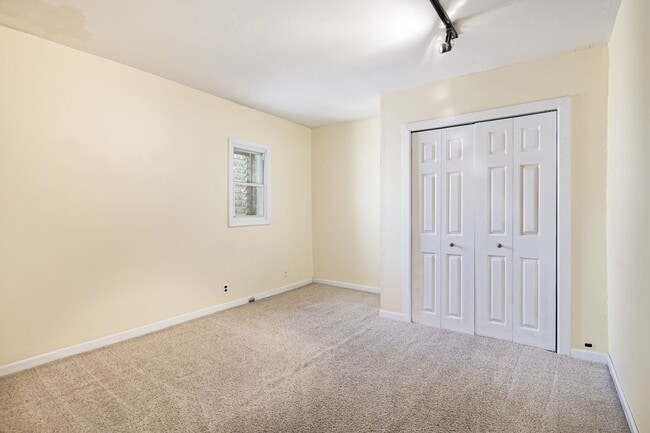 Building Photo - Three Bedroom Graduate Hospital Home with Roof Deck!