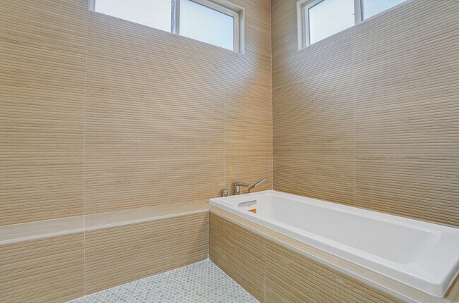 Building Photo - 9420 165th Pl N