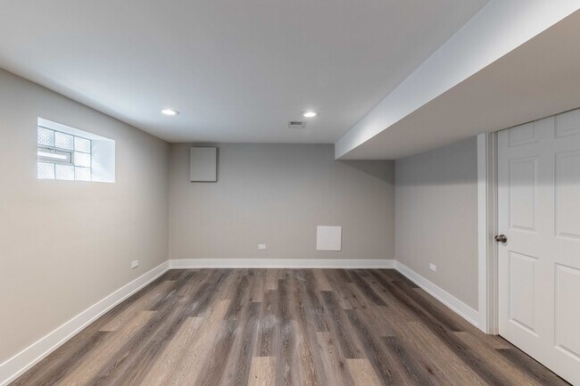 Building Photo - 6835 S Komensky Ave