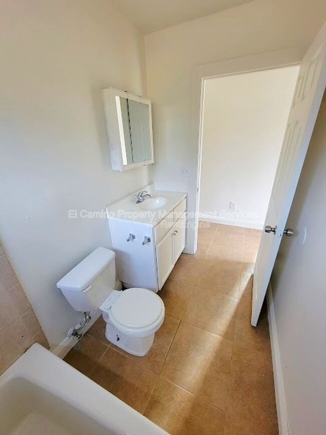 Building Photo - 1424 E 59th St