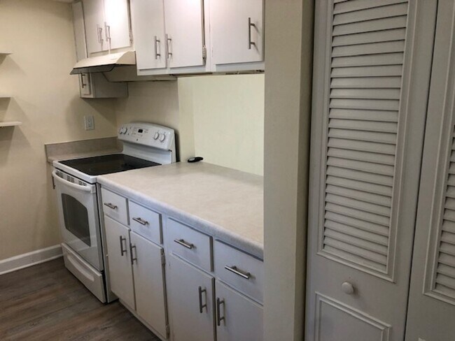 Building Photo - 2 bedroom 2 bath Direct river front.