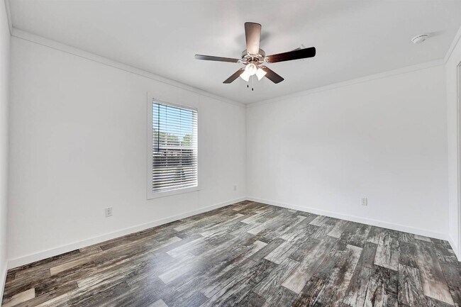 Building Photo - 2563 Skyview St