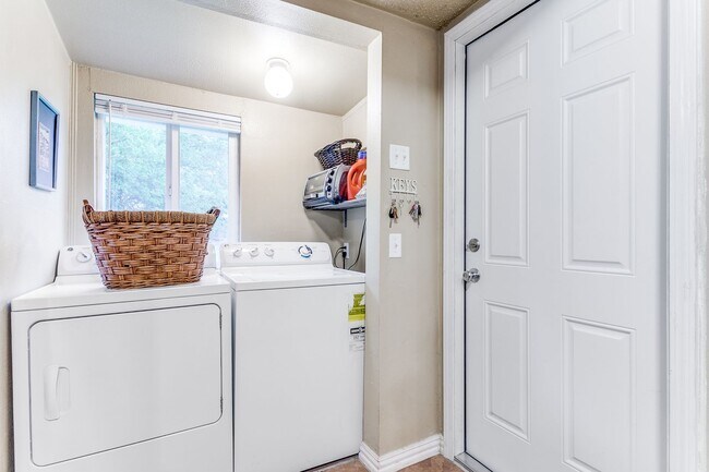 Building Photo - 2-BEDROOM DUPLEX IN WILSHIRE TERRACE