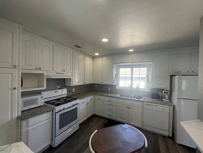Building Photo - 3 Bed 1 Bath Home in Tehachapi CA Available!