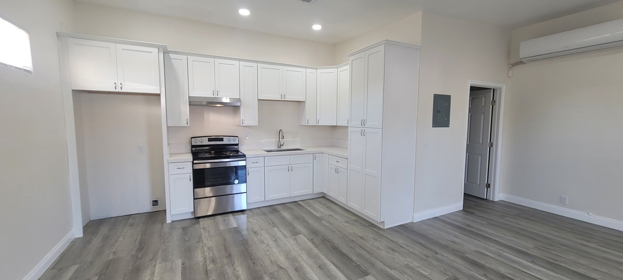 Kitchen area - 428 S Sultana Ave