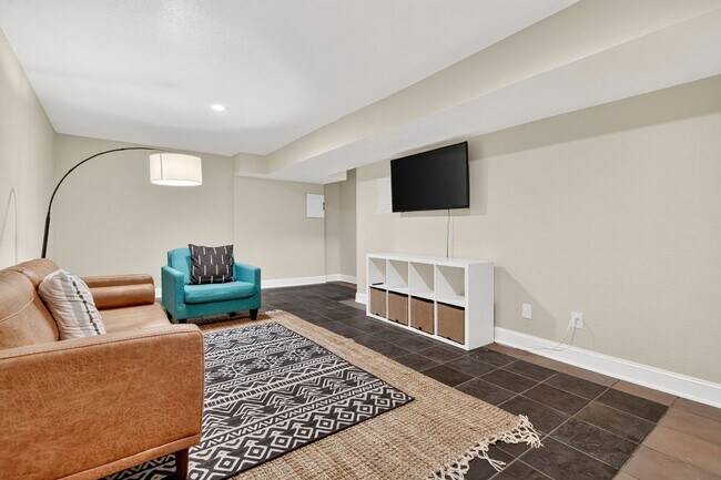 Building Photo - Two Bedroom Townhome W/ Garage!