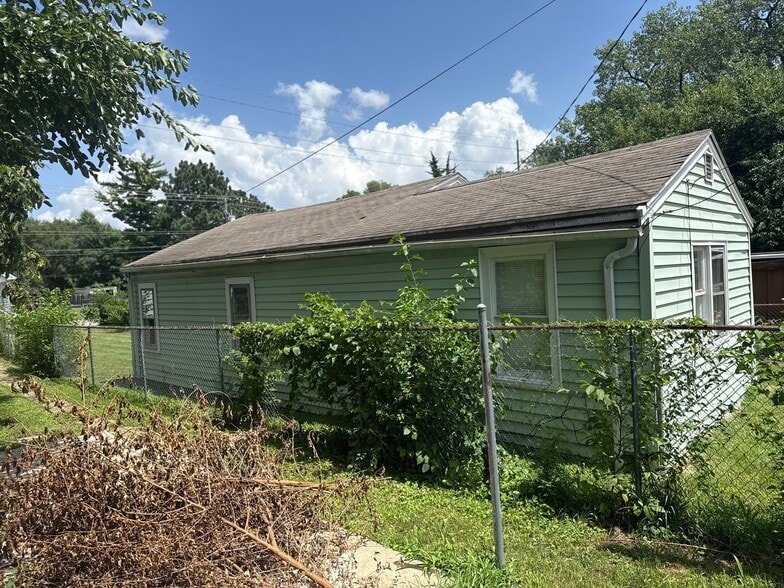 Building Photo - 2049 N Gale Ave