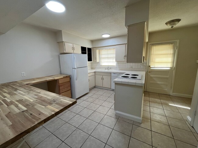 Building Photo - 2 Bedroom, 1.5 Bath Town Home Located at E...