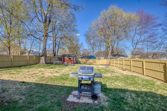 Building Photo - 3 Bedroom Single Family Rental - Fenced in yard