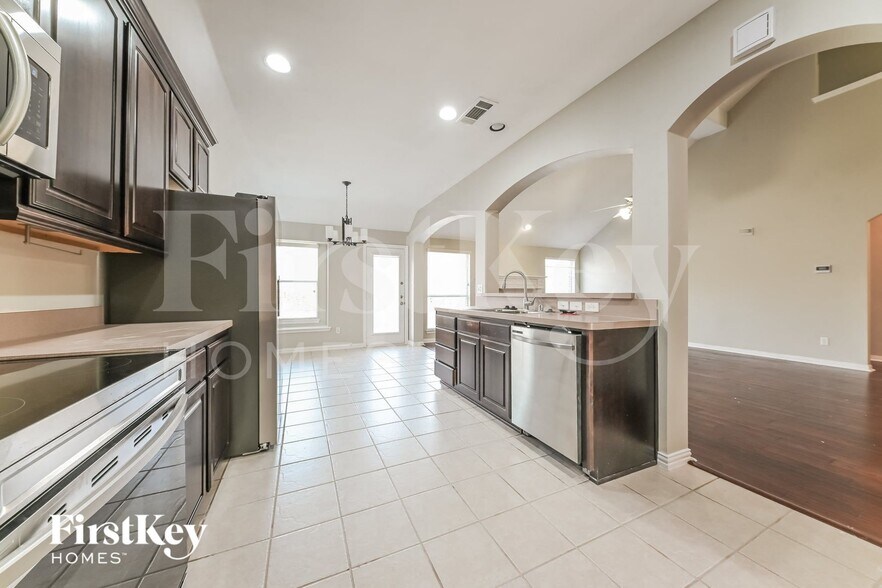 Building Photo - 3108 Silver Creek Dr