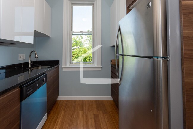 Building Photo - Beautiful, Fully Renovated Kenmore Square ...