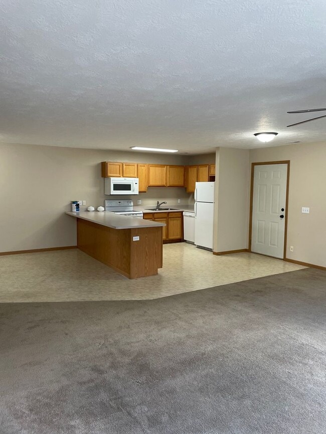 Building Photo - Spacious 2-Bedroom Townhome with Attached Garage in Brandon!