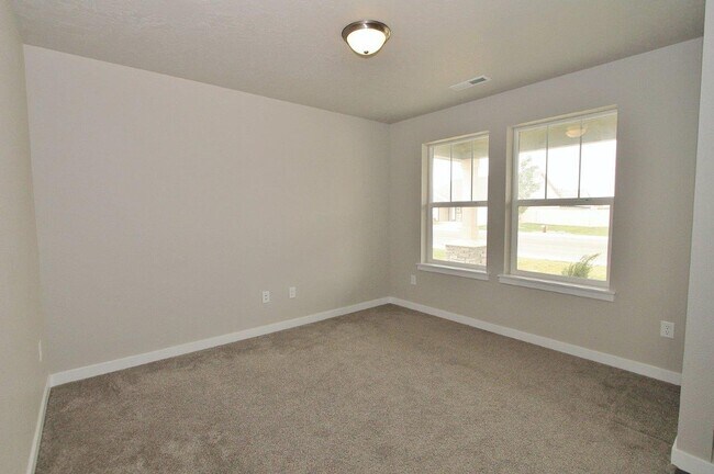 Building Photo - Spacious Home w/Open Floor-Plan