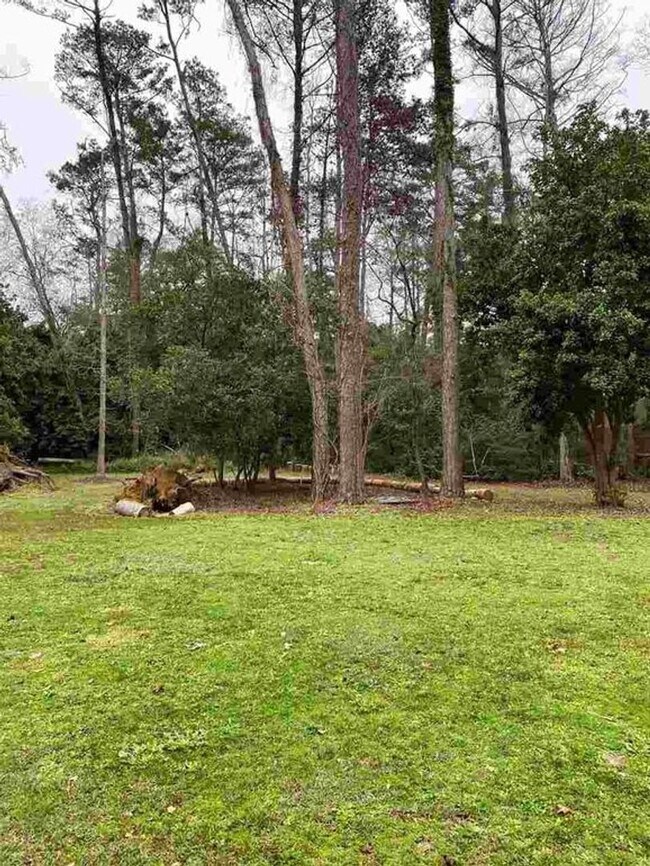 Building Photo - 3155 Lakeshore Dr