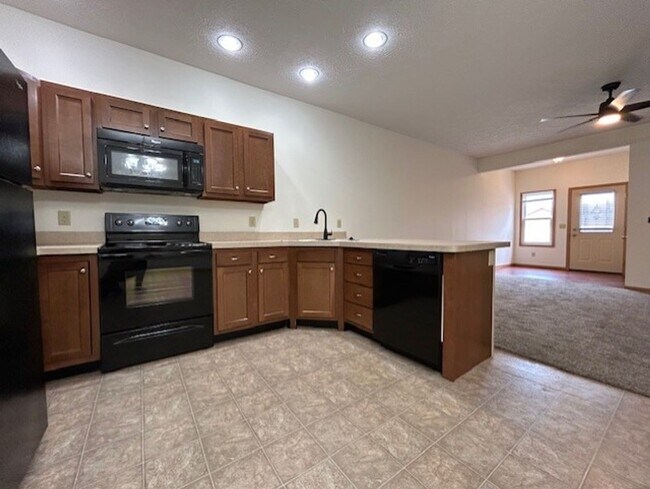 Building Photo - 1 Bedroom Apartment with Garage!