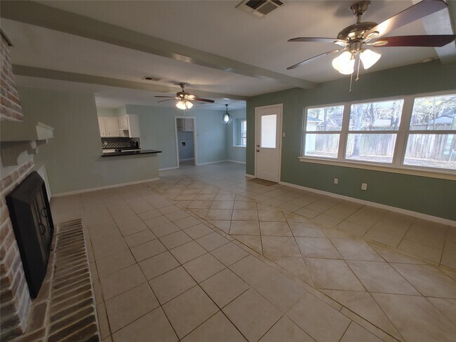 Building Photo - 633 Mosswood Dr