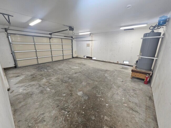 Building Photo - 2253 Hamlin Dr