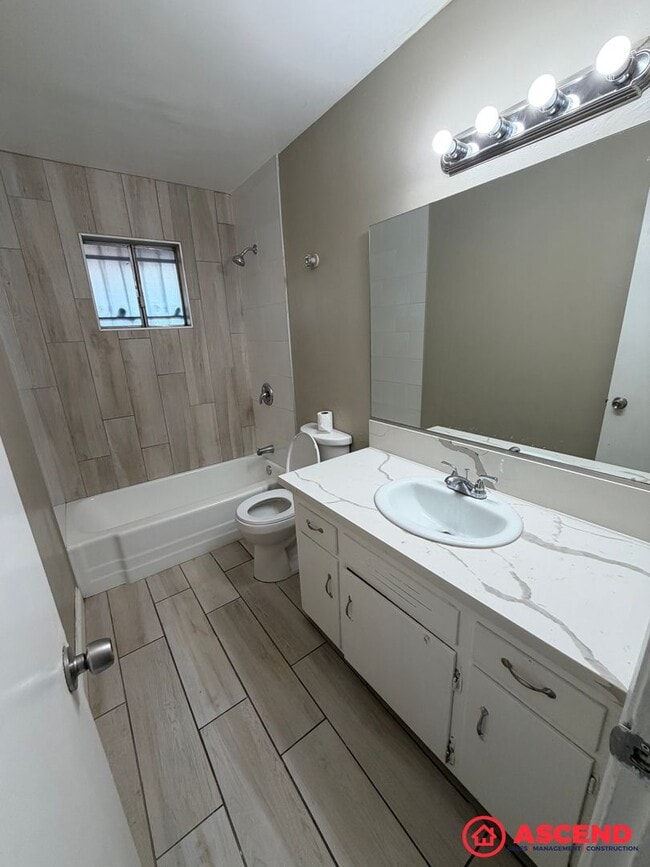 Building Photo - 3 Bedroom Home in East Bakersfield