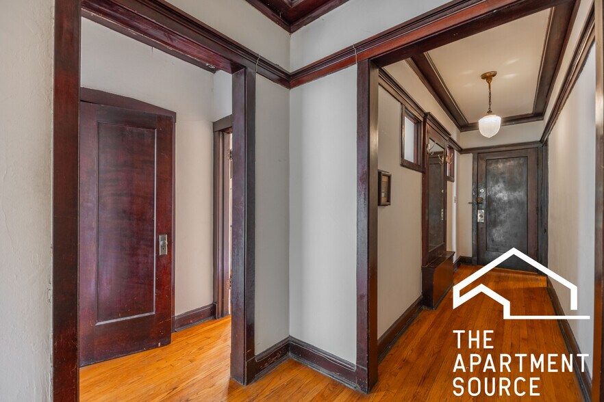 Building Photo - 2427 N Sawyer Ave