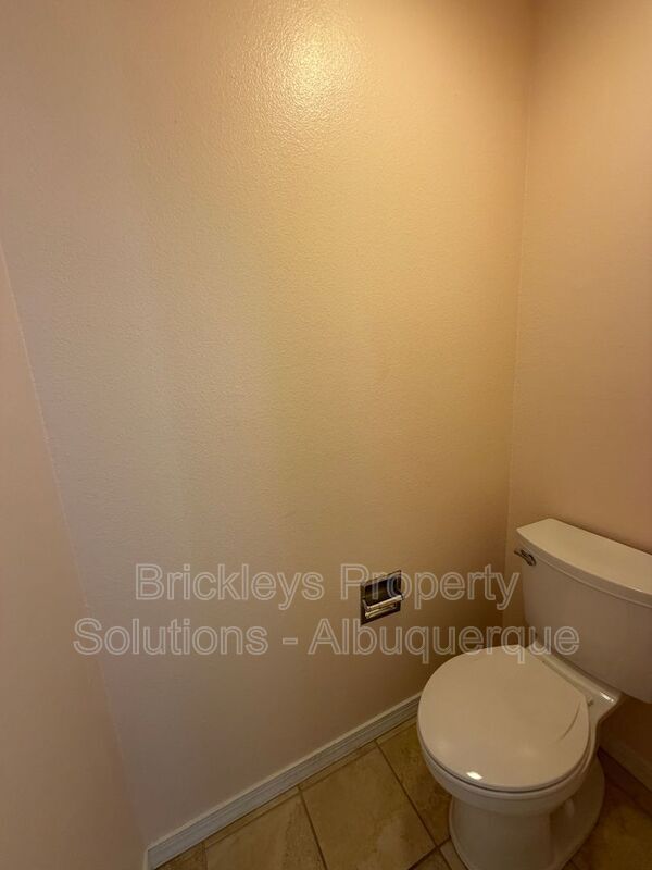 Building Photo - 6517 Glen Oak NE