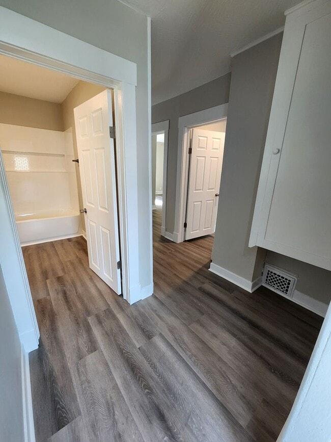 Building Photo - Spacious 5-Bedroom, 2-Bathroom Home AVAILA...