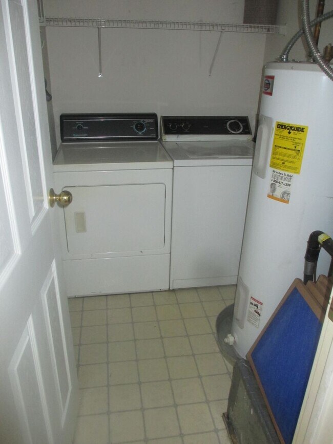 Building Photo - Three Bedroom Two Bath Condo Near Campus