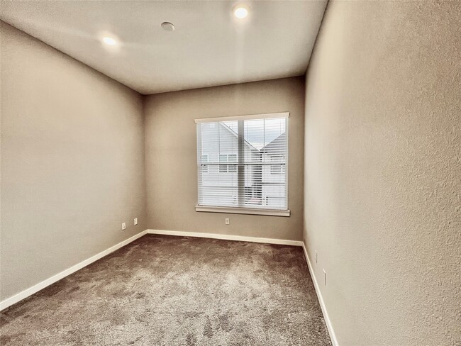 Building Photo - 6712 Parker Oaks Ln