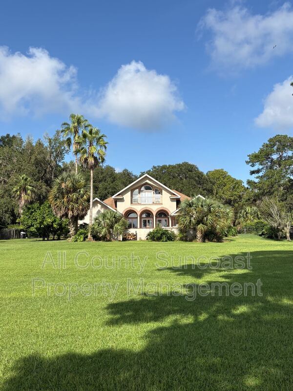 Building Photo - 2600 Lucerne Dr