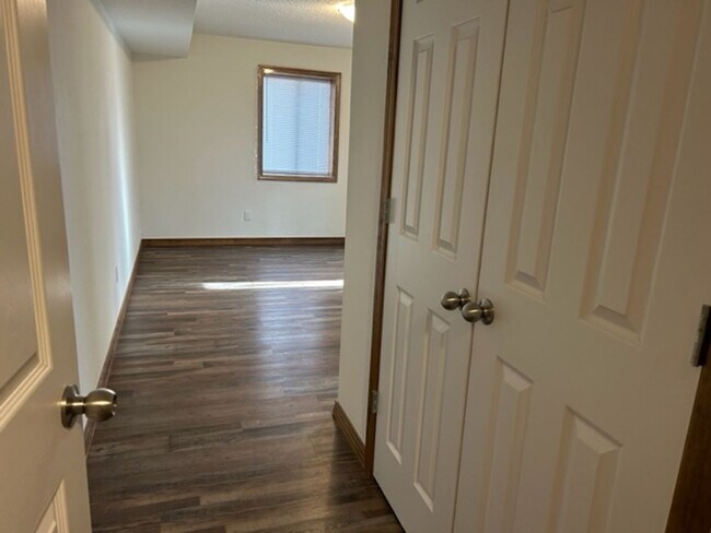 Building Photo - 601 Valley View