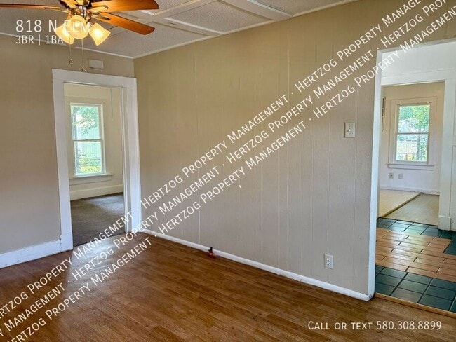 Building Photo - 818 N Elm-