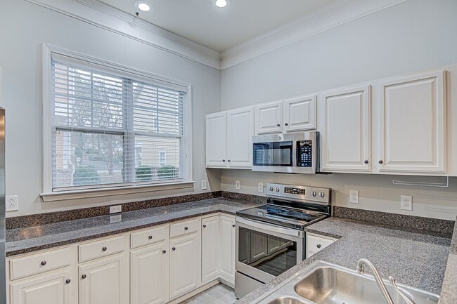 Building Photo - Live off Central Ave. in END UNIT 2 bed/2....