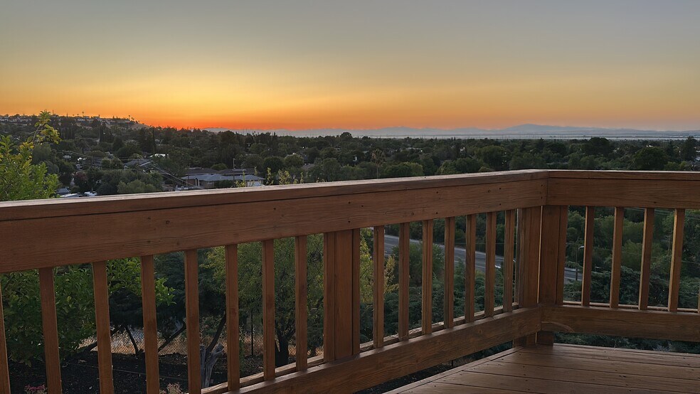 Building Photo - 4234 Hillview Dr
