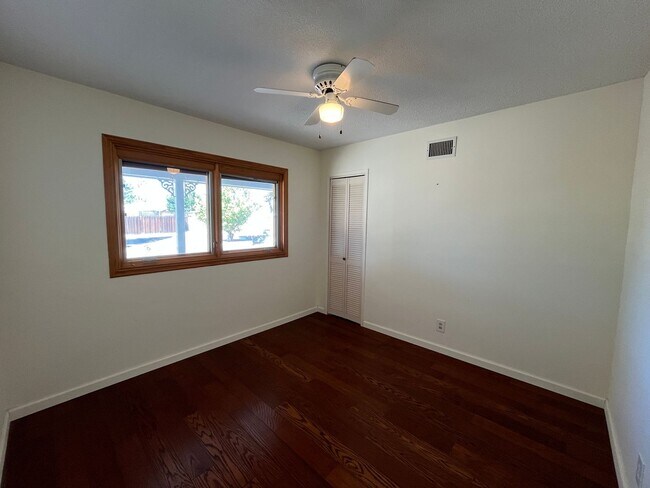 Building Photo - Simi 2+1.5 w/bonus room, RV parking + grea...
