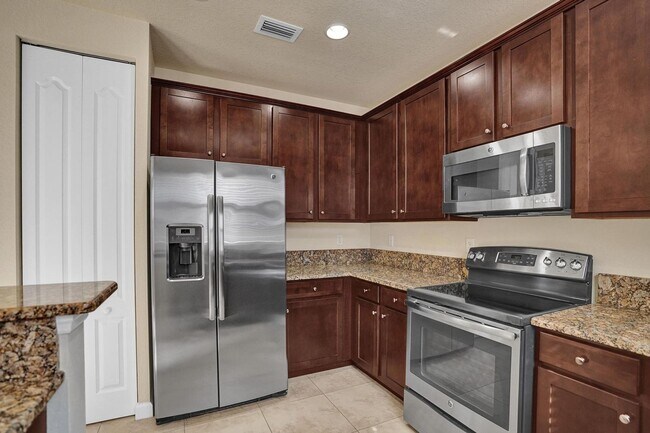 Building Photo - Gorgeous Townhome in Parkland